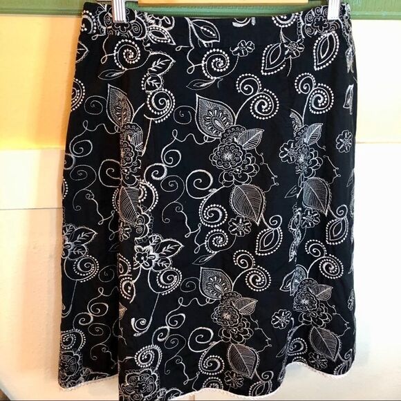 Black skirt side zip white stitched flowers Sz 10 - Picture 5 of 6